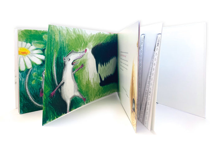 Aufgeklapptes Buch mit sichtbaren Illustrationen