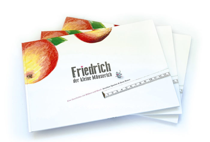 Fächerförmige ausgebreitete Exemplare des Kinderbuchs